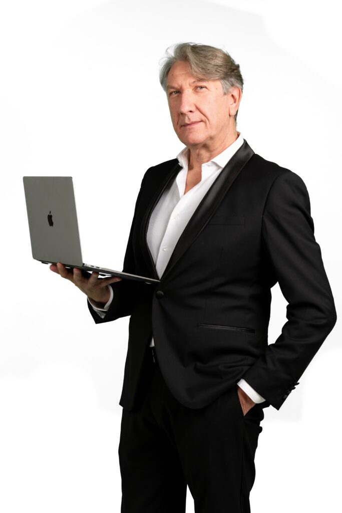 Stefano Garuti, socio fondatore di Enerteam, alla direzione strategica, con il proprio MacBook